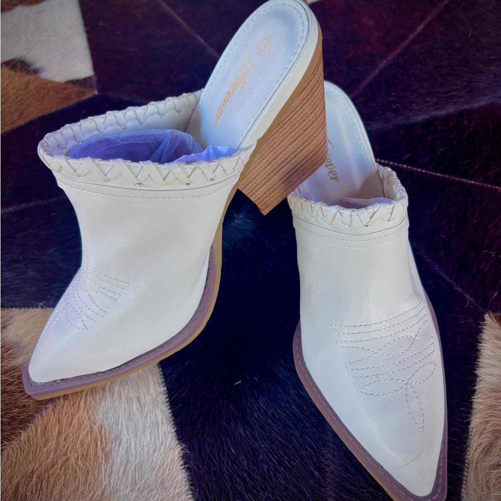 Forever Link White Women's Mules with Tan Heel